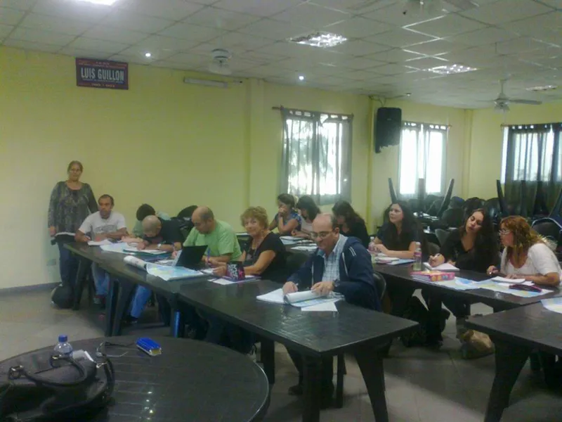 {'en': '"With diabetes, you can": in Guillón a new secondary school for people with diabetes began', 'es': '“Con diabetes, se puede”: En Guillón inició un nuevo ciclo de secundaria para personas con diabetes'} Image