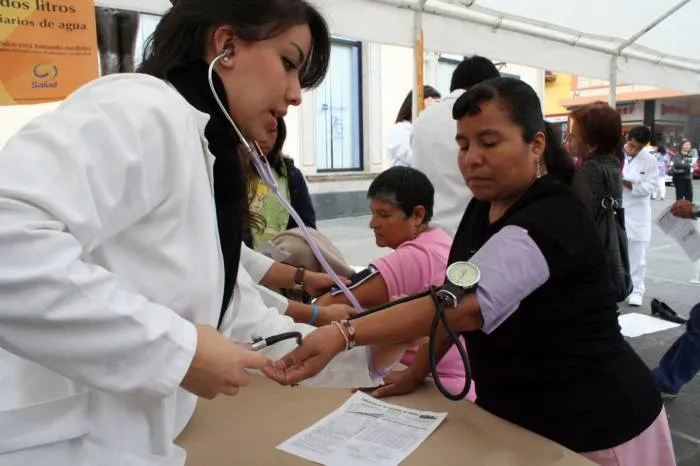 {'en': 'Doctor-patient relationship, basic for diabetes control', 'es': 'Relación doctor-paciente, básica para control de diabetes'} Image