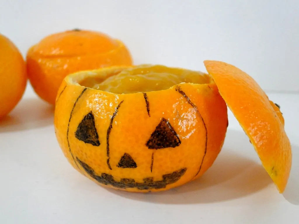 {'en': 'Halloween special mandarin (served in false mini pumpkins)', 'es': 'Crema de mandarina especial Halloween (servida en falsas mini calabazas)'} Image