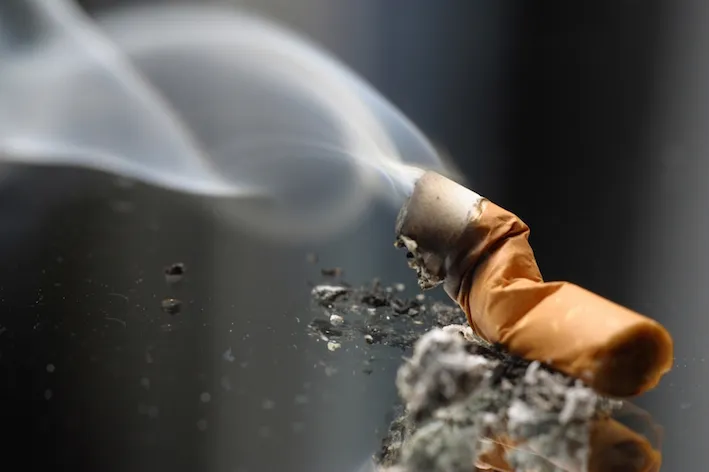 {'en': 'Smokers have a greater risk of diabetes', 'es': 'Los fumadores tienen mayor riesgo de padecer diabetes'} Image