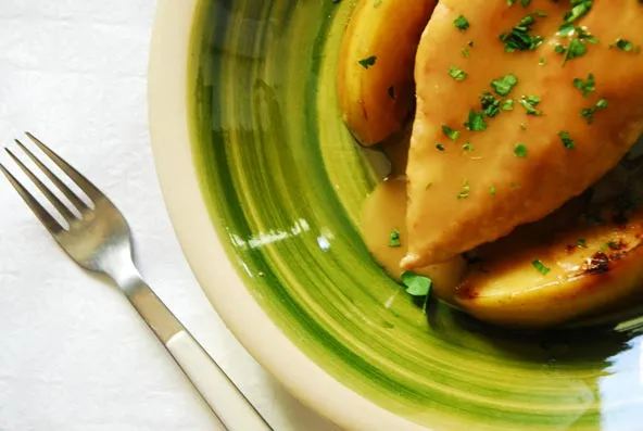 {'en': 'Chicken in mustard and apple (recipe)', 'es': 'Pollo en mostaza y manzana (Receta)'} Image