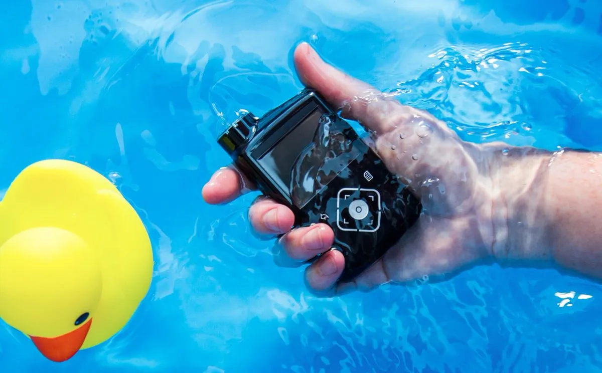 {'en': 'Beach, pool and insulin pump', 'es': 'Playa, piscina y bomba de insulina'} Image