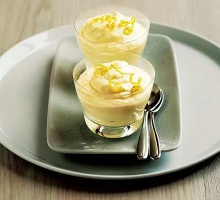 {'en': 'Lemon mousse', 'es': 'Mousse de limón'} Image