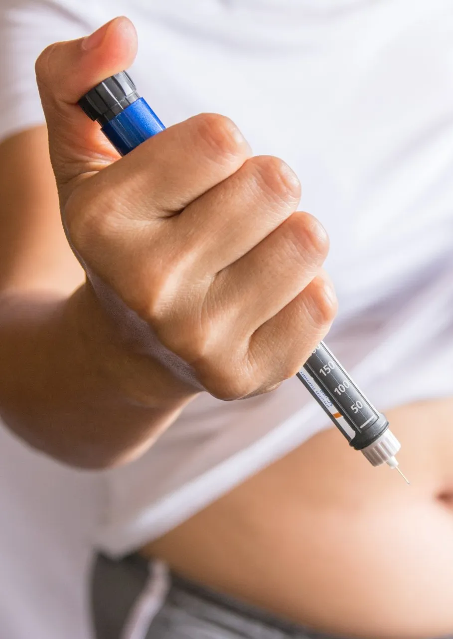 {'en': 'How to inject insulin with one hand', 'es': 'Cómo inyectarse insulina con una sola mano'} Image