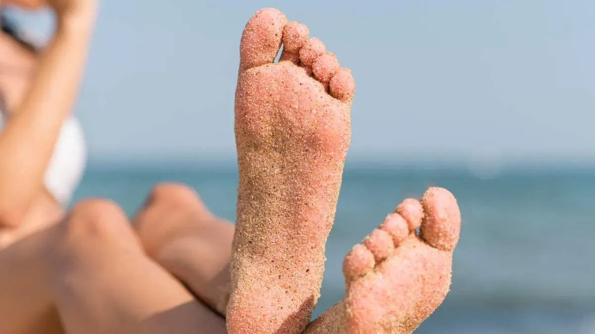 {'en': 'In summer we also have to take care of our feet... and sometimes we forget', 'es': 'En verano también hay que cuidar los pies... y a veces se nos olvida'} Image