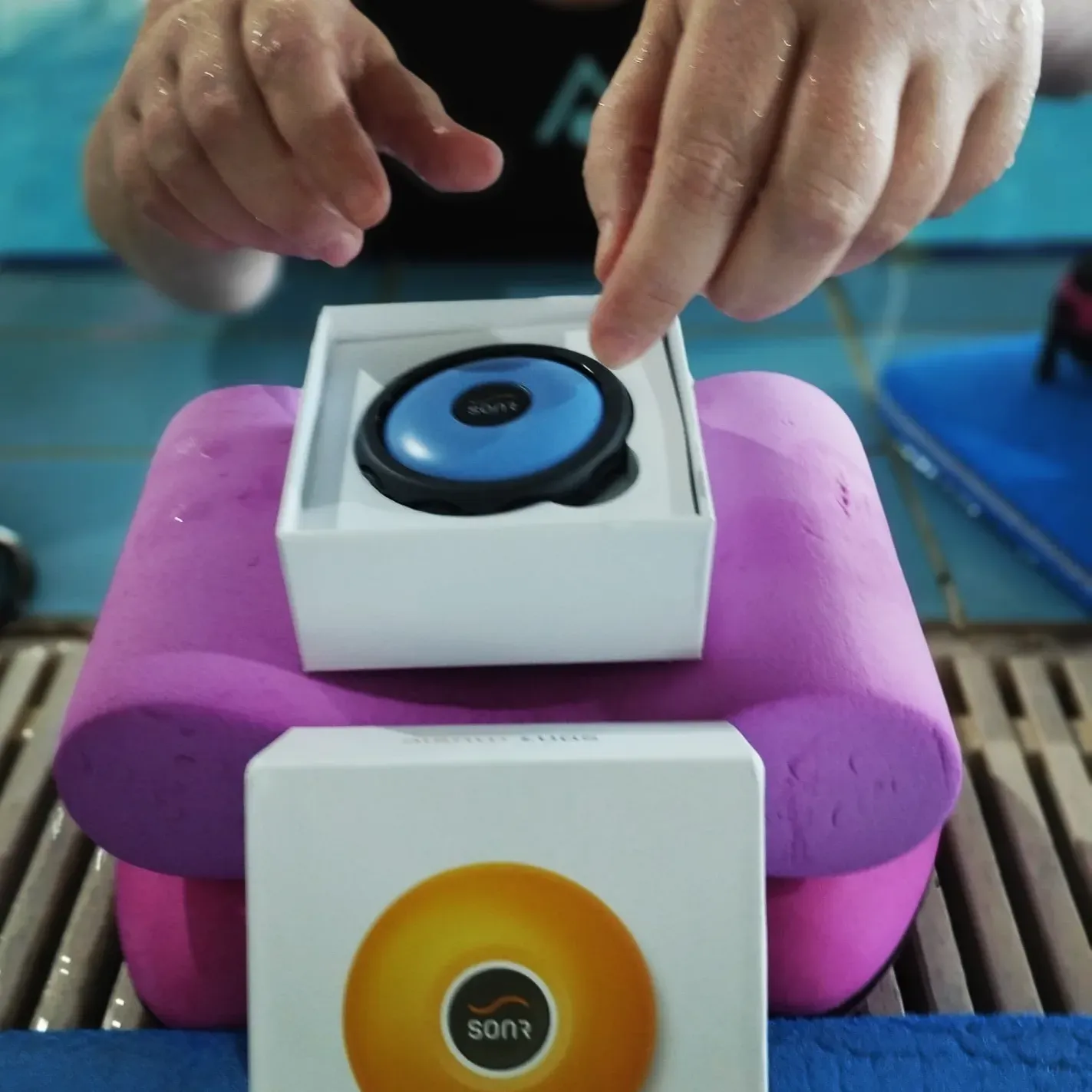 {'en': 'Finally an MP3 that is waterproof and connects via Bluetooth to the free freestyle app', 'es': 'Por fin un MP3 que es impermeable y se conecta via bluetooth a la app de Freestyle Libre'} Image