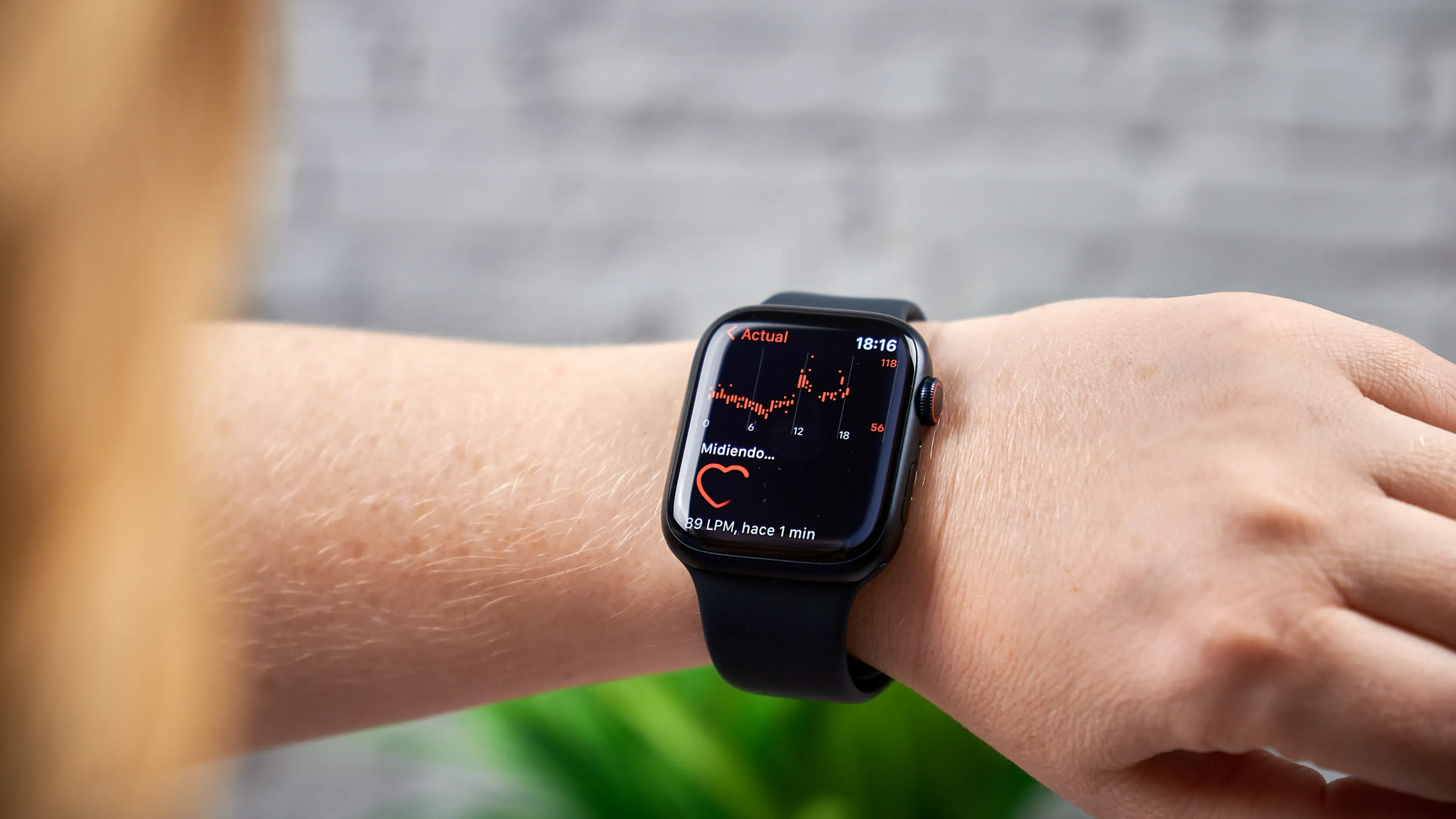 {'en': "Apple's efforts to get Apple Watch to measure glucose", 'es': 'Los esfuerzos de Apple por conseguir que Apple Watch mida la glucosa'} Image