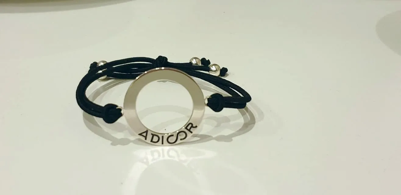 {'en': 'Give a bracelet with all the love of the world.Do not put sender but you want but you appreciate', 'es': 'Regala una PULSERA con TODO el CARIÑO del mundo. No pongas remitente sino quieres pero aprecias'} Image