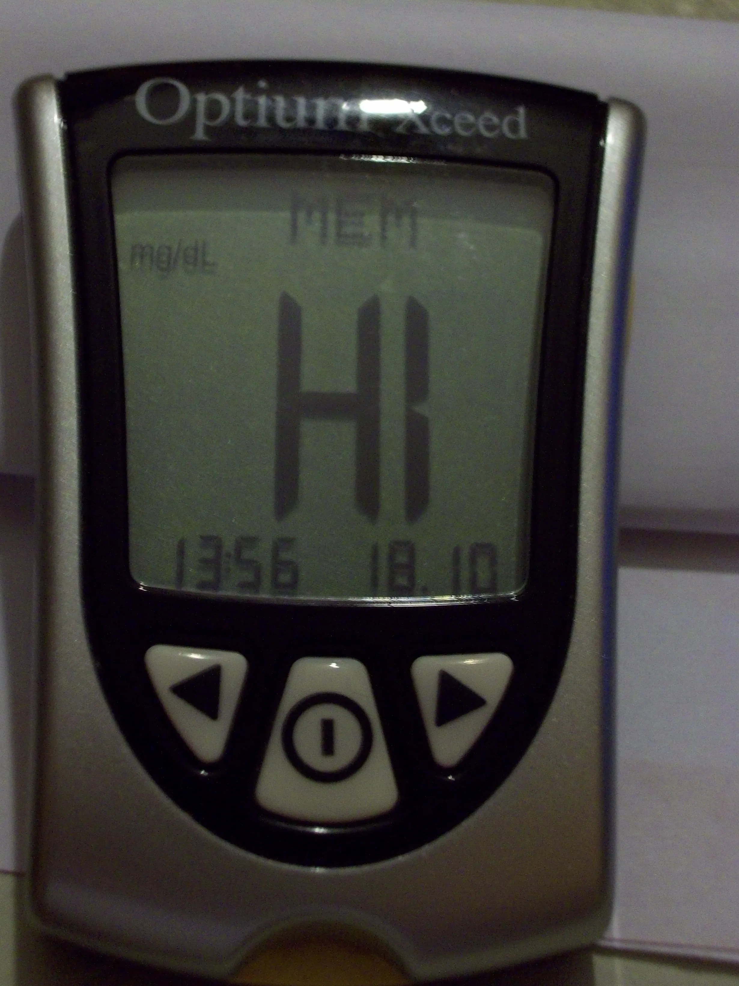 {'en': 'What does Hi mean in the glucometer?', 'es': 'Que significa HI en el glucómetro?'} Image