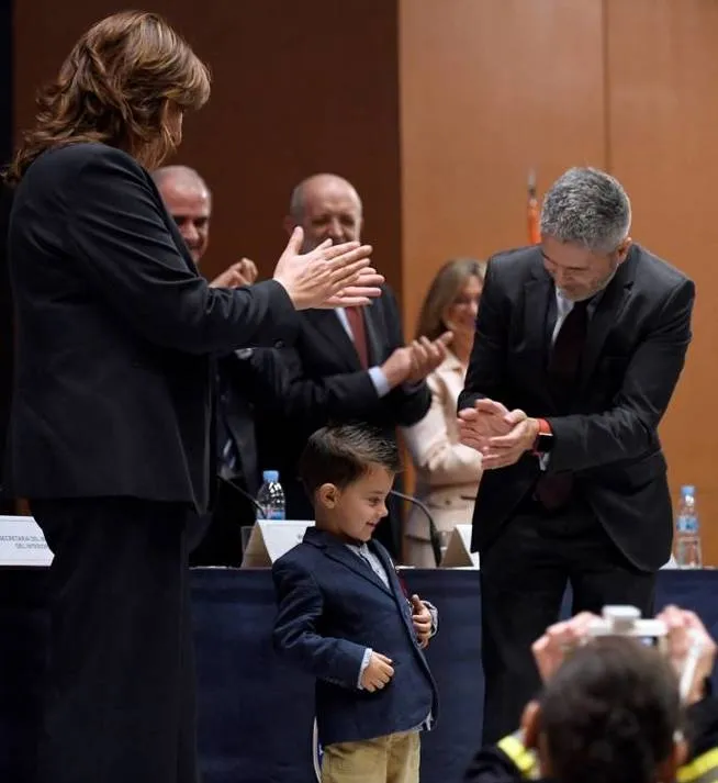 {'en': "The 4 -year -old boy who saved his mother's life receives a medal for his feat", 'es': 'El niño de 4 años que salvó la vida a su madre recibe una medalla por su hazaña'} Image