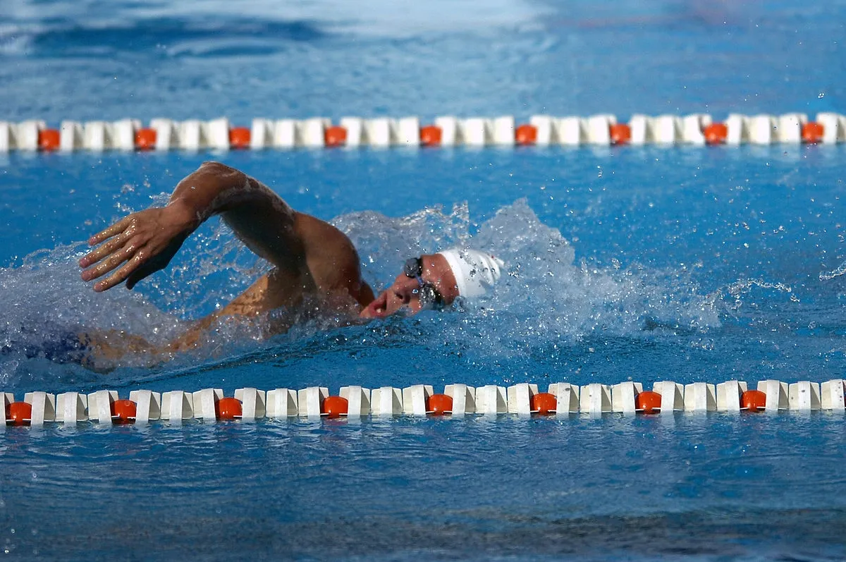 {'en': 'Swimming and Free Style Libre', 'es': 'Natación  y free style libre'} Image