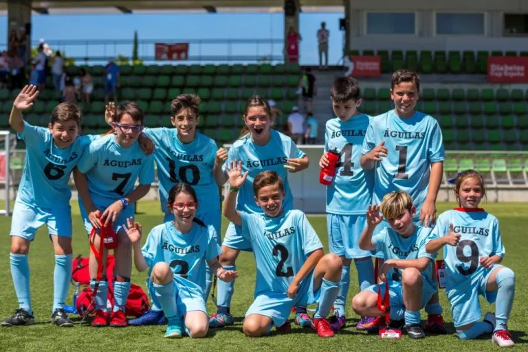 {'en': '60 children with diabetes enjoy the 6th Soccer Cup diabetes', 'es': '60 niños con diabetes disfrutan de la 6ª Diabetes Cup de fútbol'} Image