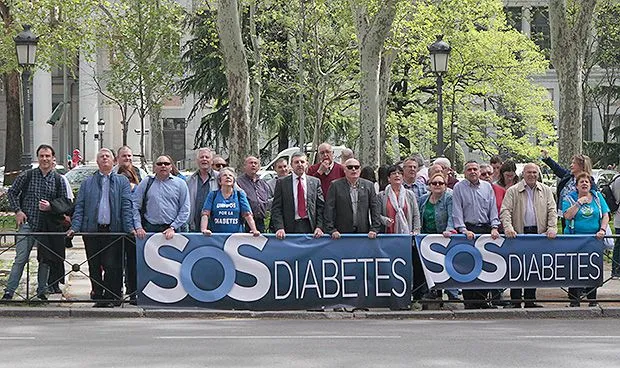 {'en': "Patients with diabetes point to the PSOE and citizens dome (C's)", 'es': "Los pacientes con diabetes apuntan a la cúpula de PSOE y Ciudadanos (C's)"} Image