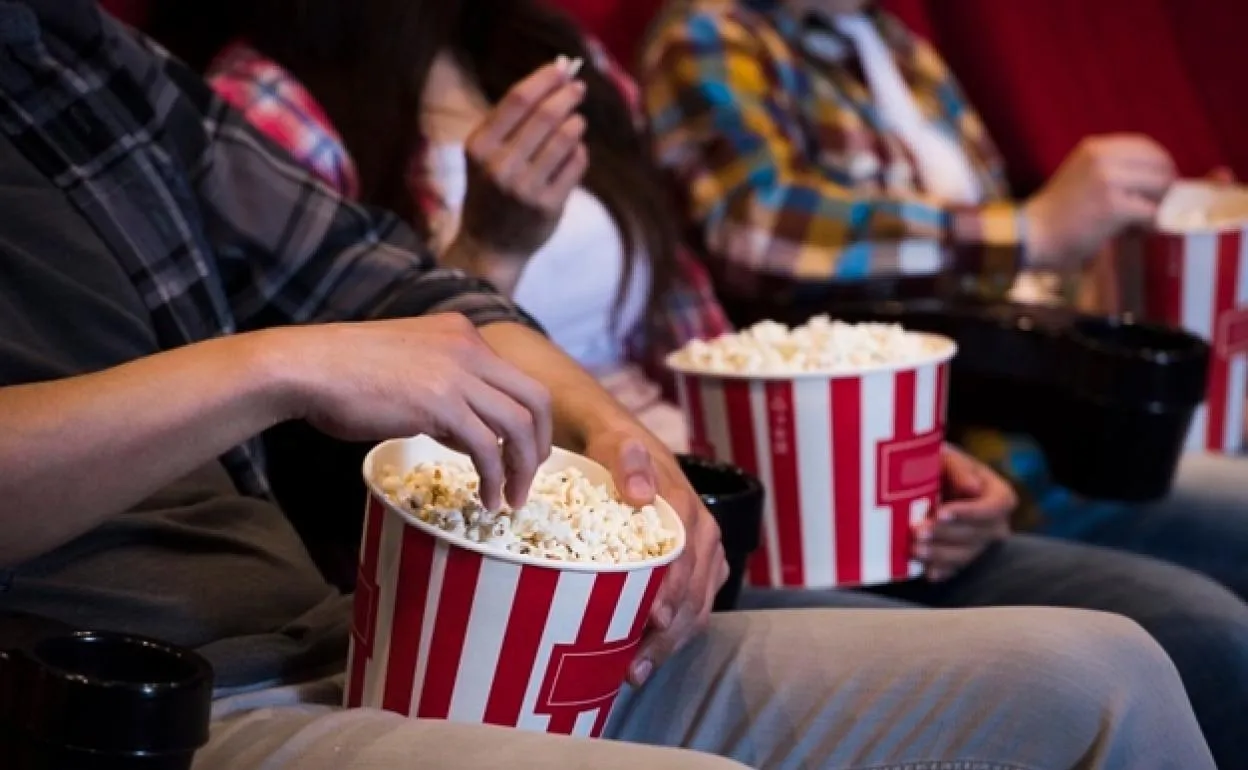 {'en': 'What about the popcorn?', 'es': '¿Qué pasa con las palomitas?'} Image