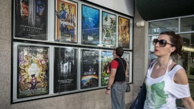 {'en': 'Criticism of cinemas that deny access to diabetic children with their snacks', 'es': 'Críticas a los cines que niegan el acceso a niños diabéticos con sus meriendas'} Image