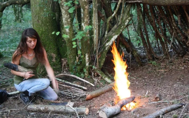 {'en': 'Mountaineering, hiking, survival and bushcraft', 'es': 'Montañismo, senderismo, supervivencia y bushcraft'} Image