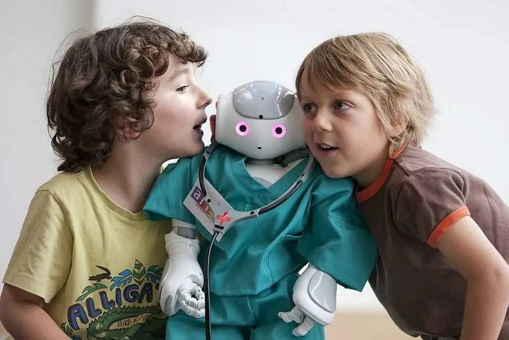 {'en': 'Aliz-e, the little robot that helps children with diabetes', 'es': 'Aliz-E, el pequeño robot que ayuda a niños con diabetes'} Image