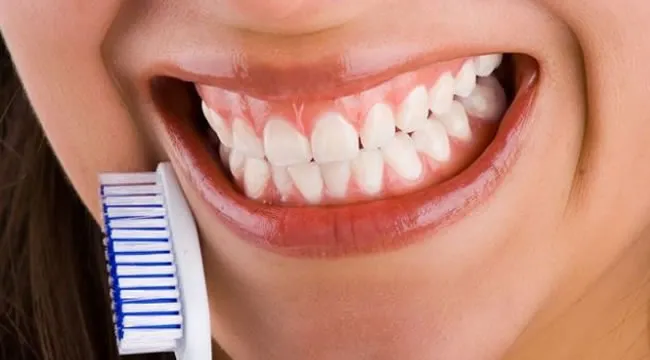 {'en': 'Neglect the gums raises up to 6 times the risk of having poorly controlled diabetes', 'es': 'Descuidar las encías eleva hasta 6 veces el riesgo de tener una diabetes mal controlada'} Image