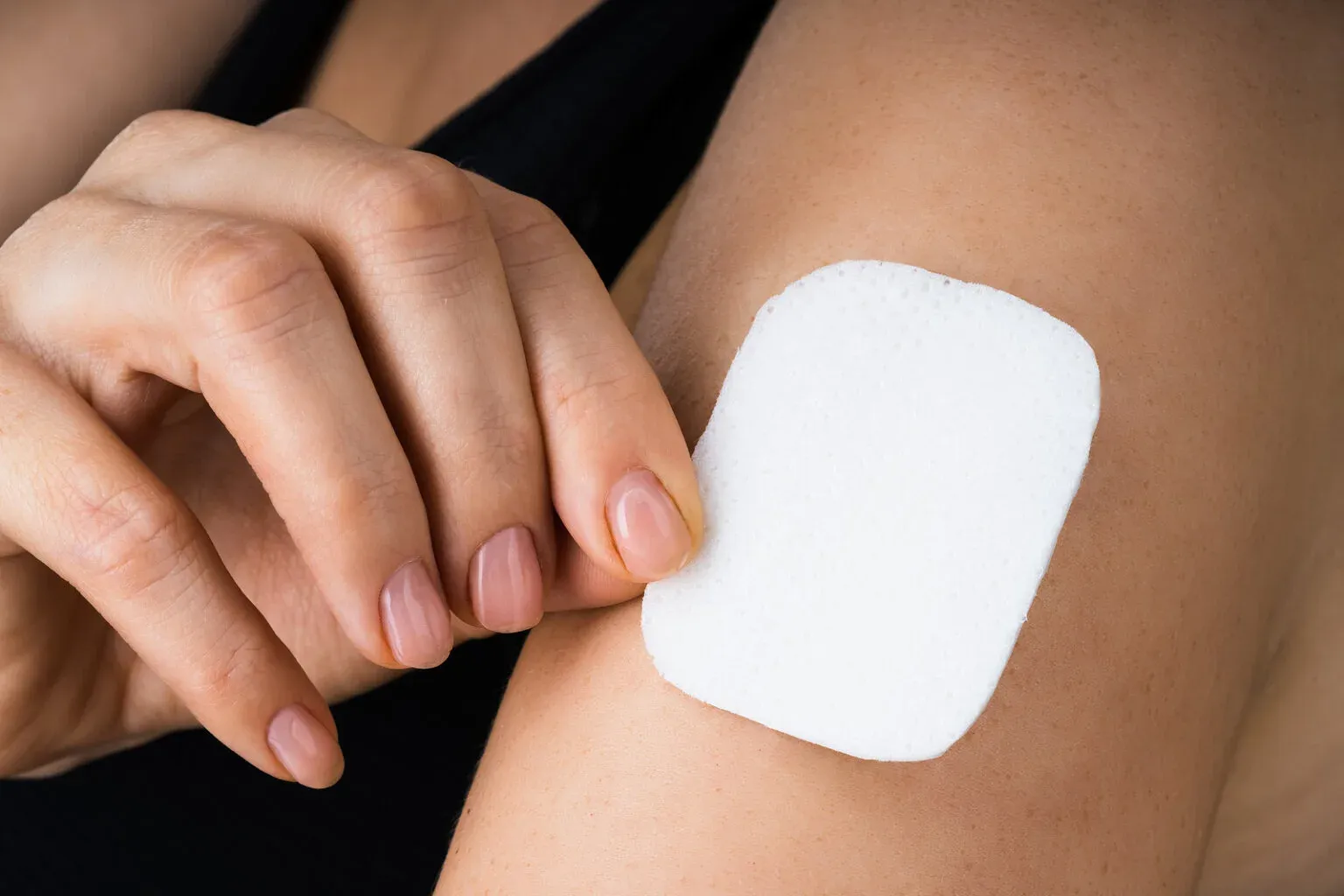 {'en': 'Remove Dexcom sensor glue', 'es': 'Eliminar pegamento del sensor Dexcom'} Image