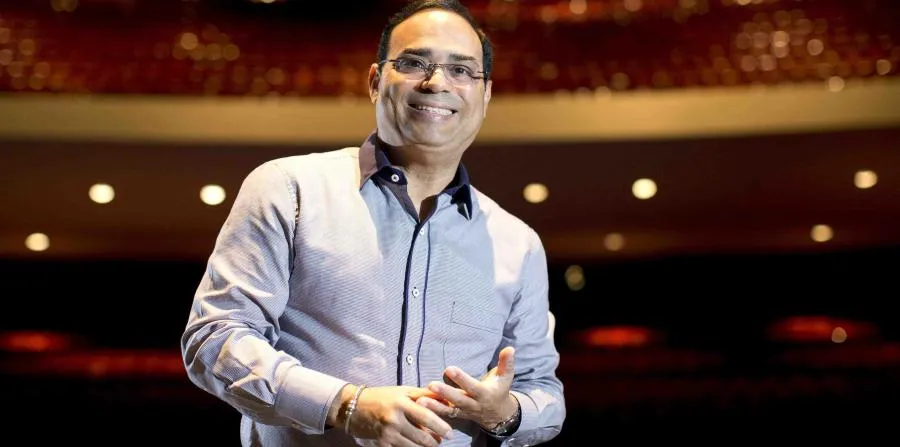 {'en': 'Gilberto Santa Rosa walks to healthy lifestyle', 'es': 'Gilberto Santa Rosa camina hacia estilo de vida saludable'} Image