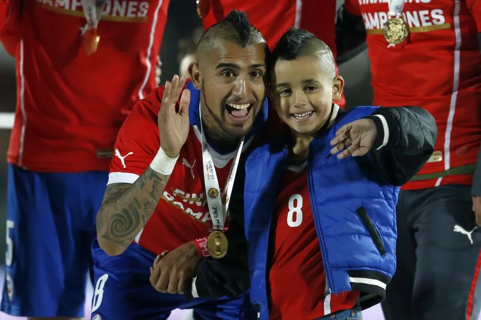 {'en': 'Vidal, from the Chilean National Team, flies to Germany by his son', 'es': 'Vidal, de la selección Chilena, vuela a Alemania por su hijo'} Image